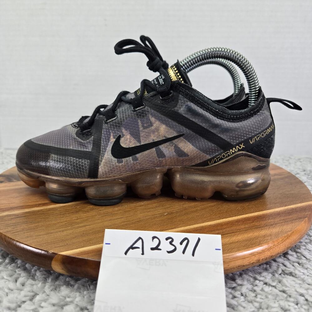 Nike Kids 5.5y Air Vapormax 2019 Black Metallic Gold GS Daily Sneaker AJ2616-004